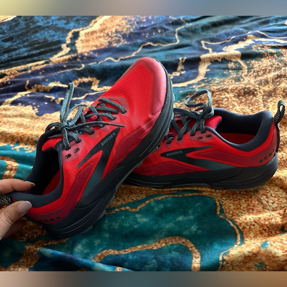 Hot pink Brooks Cascadia size 9.5!!!